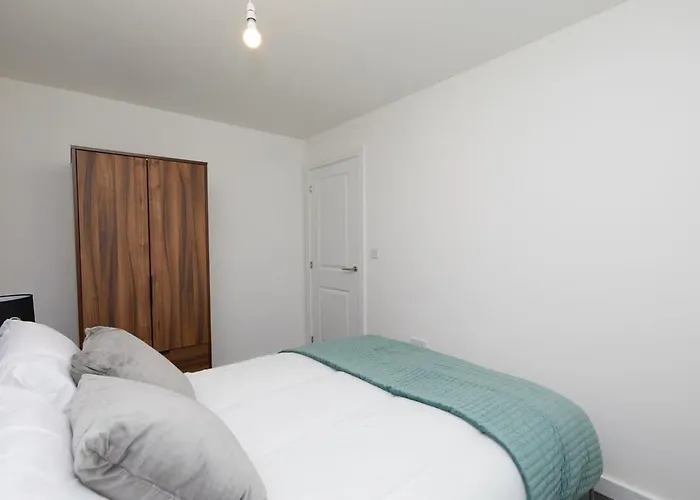 Beautiful Brand New 3 Bedroom City Centre House With Garden