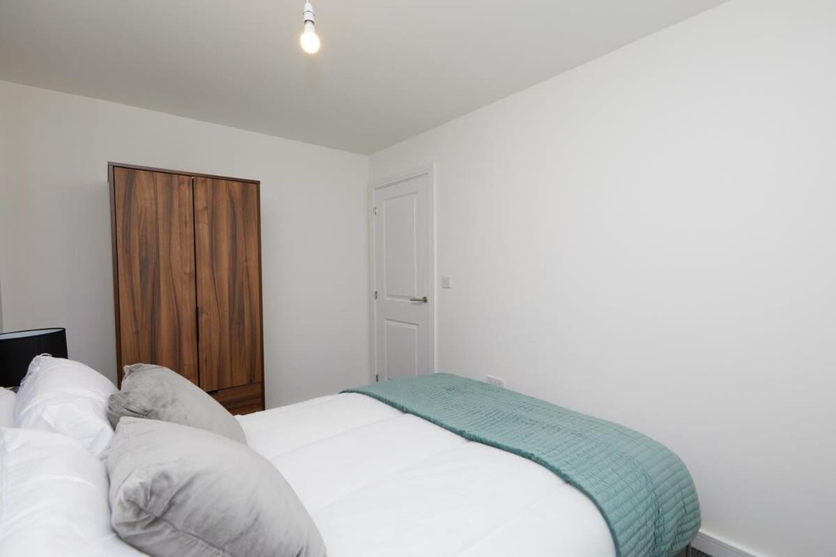Beautiful Brand New 3 Bedroom Centre House With Garden
