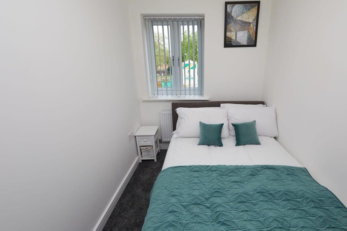 Beautiful Brand New 3 Bedroom Centre House With Garden *