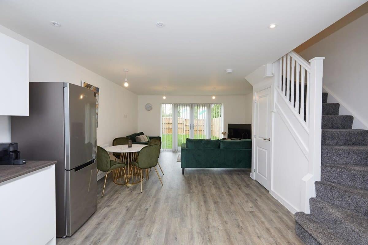 Beautiful Brand New 3 Bedroom Centre House With Garden