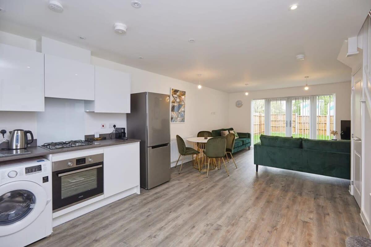 Beautiful Brand New 3 Bedroom Centre House With Garden Holiday home *